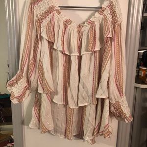 Ruffled top RAyon/polyester blend. Smoke free